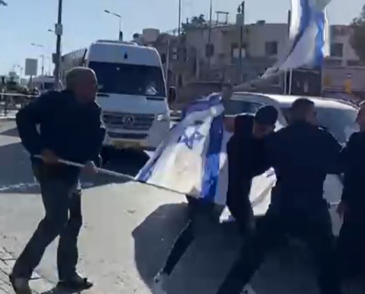 מכות בין אריה קינג לפורע ערבי. צפו