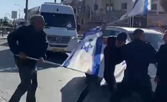 מכות בין אריה קינג לפורע ערבי. צפו