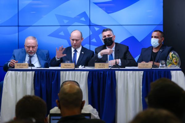 סקר: גוש נתניהו נוסק; וכמה שווה מפלגת ליברמן – בנט – סער