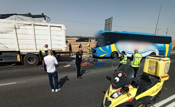 תאונה קשה בין אוטובוס למשאית בכביש 6