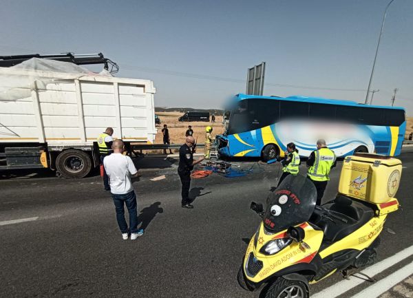 תאונה קשה בין אוטובוס למשאית בכביש 6