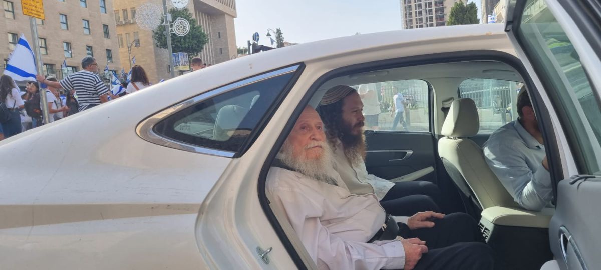 הרב דרוקמן הגיע להוביל את צעדת הדגלים. צפו