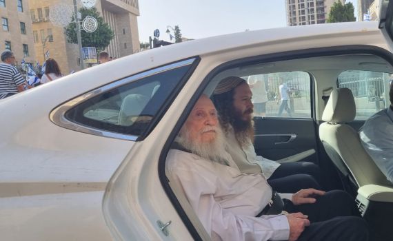 הרב דרוקמן הגיע להוביל את צעדת הדגלים. צפו