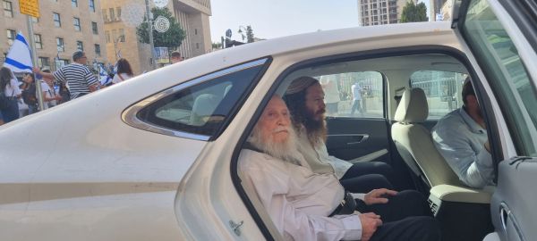 הרב דרוקמן הגיע להוביל את צעדת הדגלים. צפו