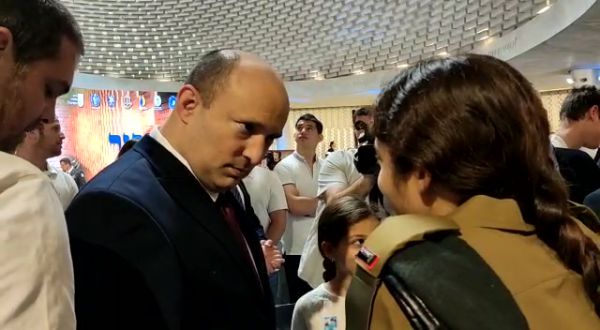 לפני הטקס: בנט בפגישה עם בתו של עמנואל מורנו