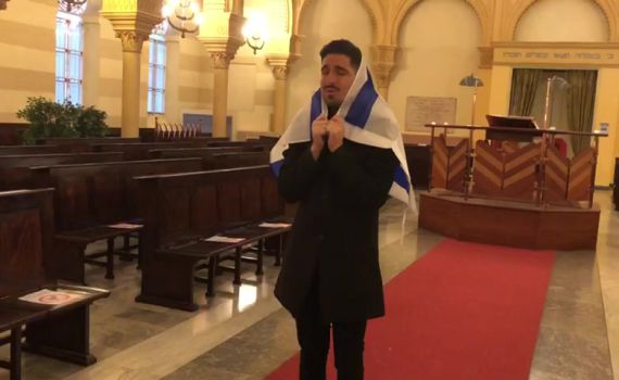 מיכאל בן דוד שר "אבינו מלכנו" בבית כנסת באיטליה