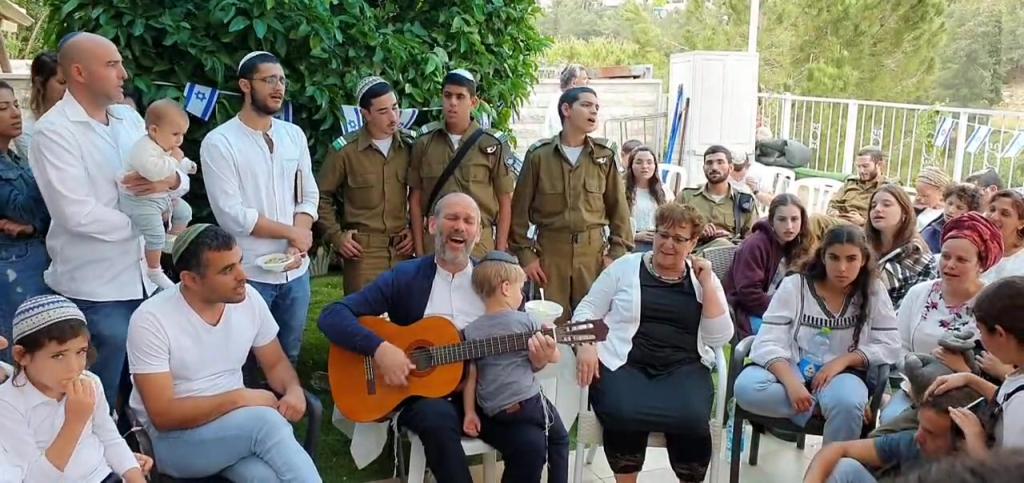 שירת "והיא שעמדה" בחצר ביתה של מרים פרץ. צפו