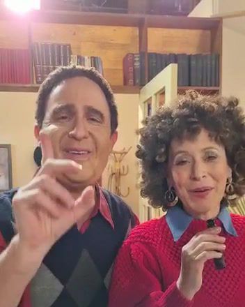 צפו: ארץ נהדרת משחזרים את "קרובים קרובים"