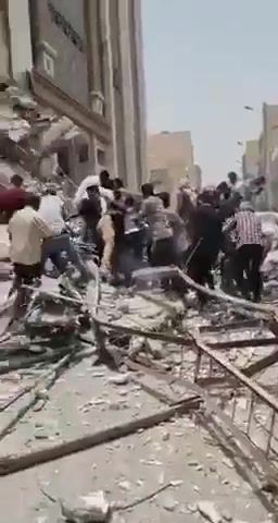 80 נלכדו בקריסת בניין רב קומות באיראן