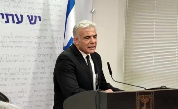 לפיד על הסקר באולפן שישי: "חרפה והסתה גזענית"