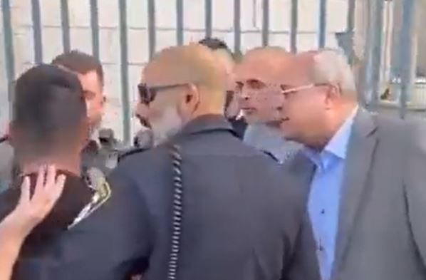 צפו: אחמד טיבי התעמת עם שוטרים והבריח עצור