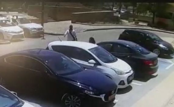 המצלמות קלטו: ארב בחניה ותקף עובדת ציבור. צפו