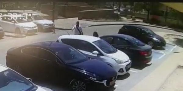 המצלמות קלטו: ארב בחניה ותקף עובדת ציבור. צפו