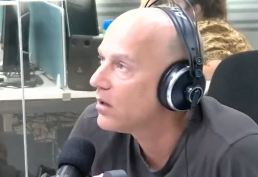 פיצוץ באולפן בין גיא פלג ליהודה שלזינגר. צפו