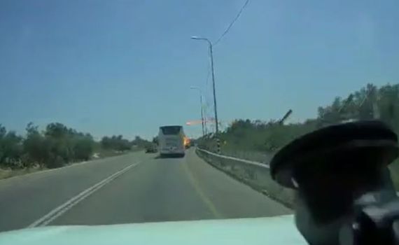 צפו: בקבוק תבערה מתפוצץ על אוטובוס בשומרון