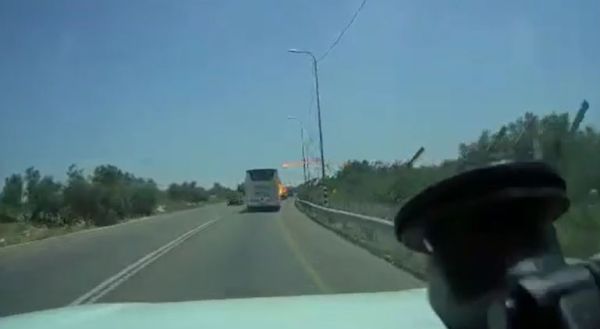 צפו: בקבוק תבערה מתפוצץ על אוטובוס בשומרון