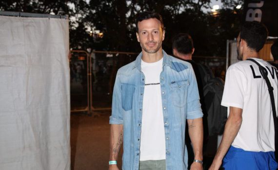 "נסעתי לעבוד וכמעט חזרתי בארון" מייקל לואיס משתף