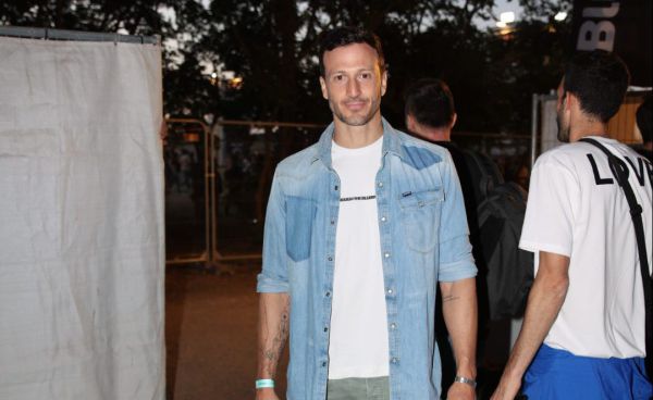 מייקל לואיס החליק ונפל ממפל של 15 מטר בסיישל