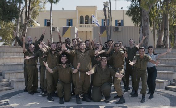 קורע: דודו פישר מגיע לסדרה 'שישו ושמחו' | צפו