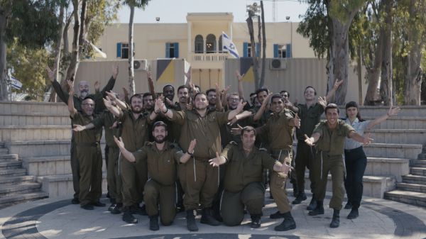 קורע: דודו פישר מגיע לסדרה 'שישו ושמחו' | צפו