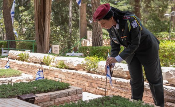 דגלון לכל נופל: ישראל נערכת ליום הזיכרון
