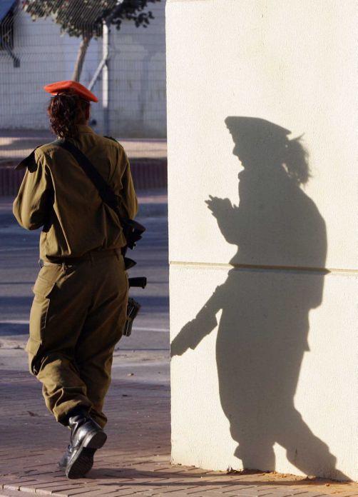 הוחמר עונשו של הקצין שצילם חיילות בסתר