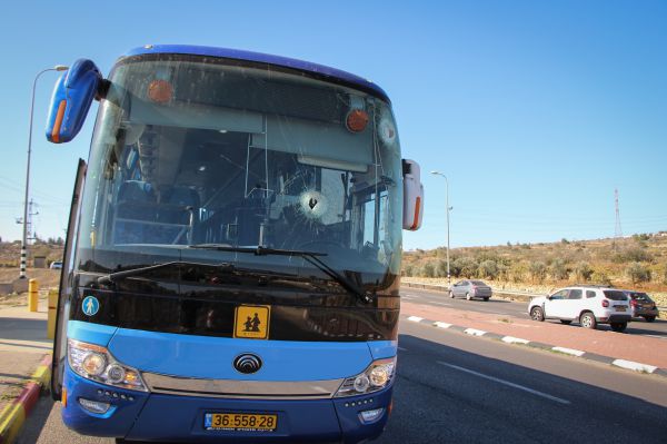 אוטובוס של תלמידים נרגם באבנים, 2 פצועים במקום