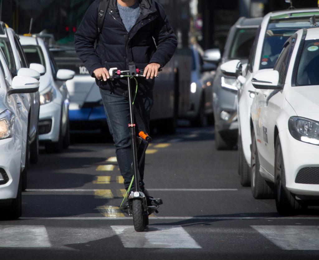 רוכב קורקינט בן 30, נבהל מכלב והתנגש ברכב