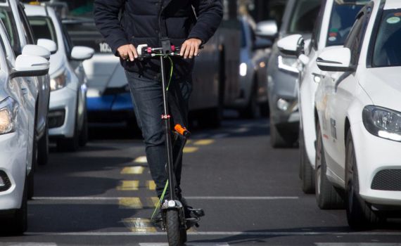 רוכב קורקינט בן 30, נבהל מכלב והתנגש ברכב