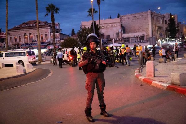 פיגוע דקירה בשער שכם: שוטר נפצע, המחבל נורה