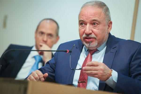 ליברמן מטיל פצצה: מוכן לשבת עם נתניהו