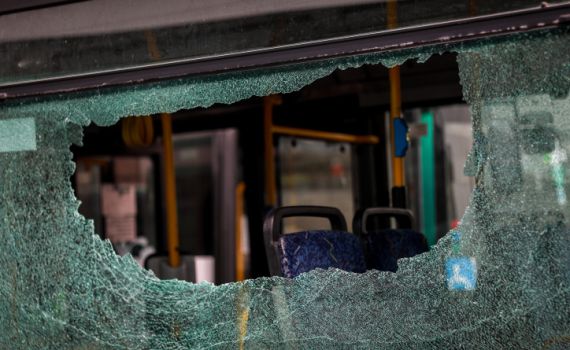 הנגב הפרוע: שוב אוטובוס נרגם באבנים ליד דימונה