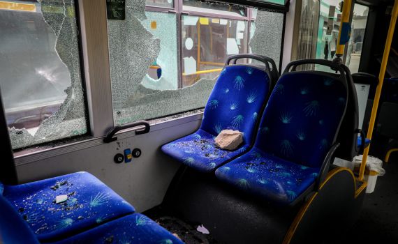 המשטרה עצרה 5 מהערבים שיידו אבנים על אוטובוס