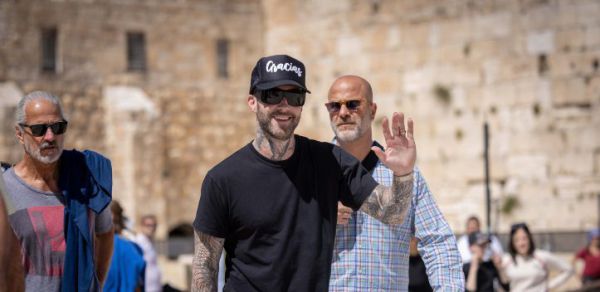 רגע לפני הופעת הענק: מארון 5 בכותל