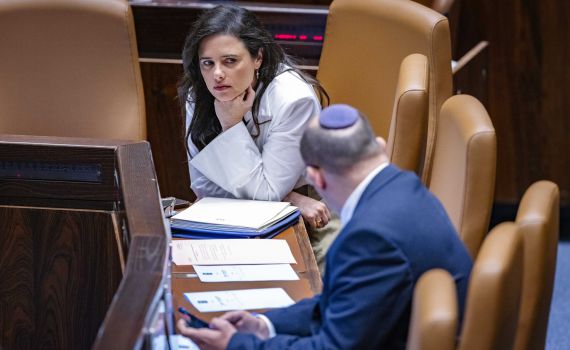 שקד נגד בנט: "נתן ללפיד שלטון על מגש של כסף"