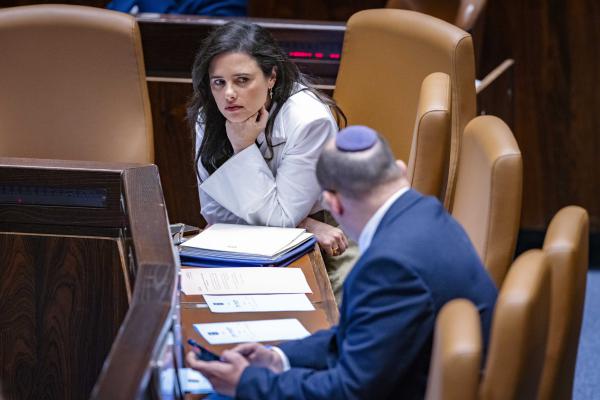 שקד נגד בנט: "נתן ללפיד שלטון על מגש של כסף"