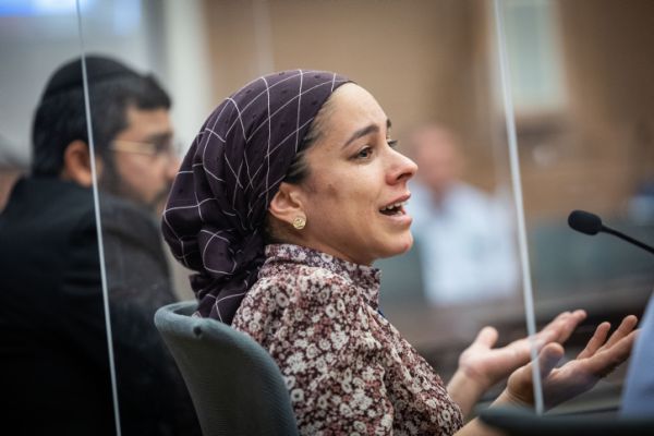 "הורידו לי את כיסוי הראש והחצאית" – עדות מצמררת