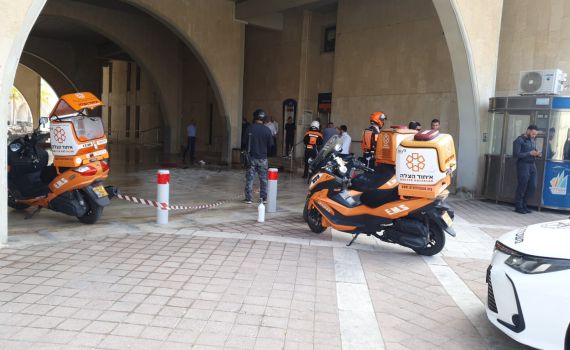 גבר הצית את עצמו מחוץ לעיריית אשדוד, מצבו קשה