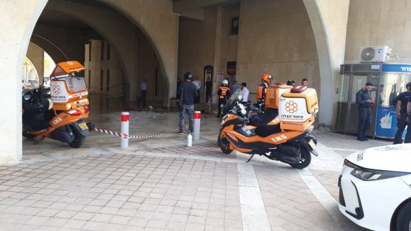 גבר הצית את עצמו מחוץ לעיריית אשדוד, מצבו קשה