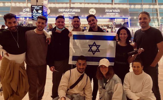 צפו: המשלחת הישראלית לאירוויזיון בדרך לאיטליה