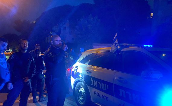 שוטרת חטפה אגרוף בהפגנה מול בית אלרעי פרייס