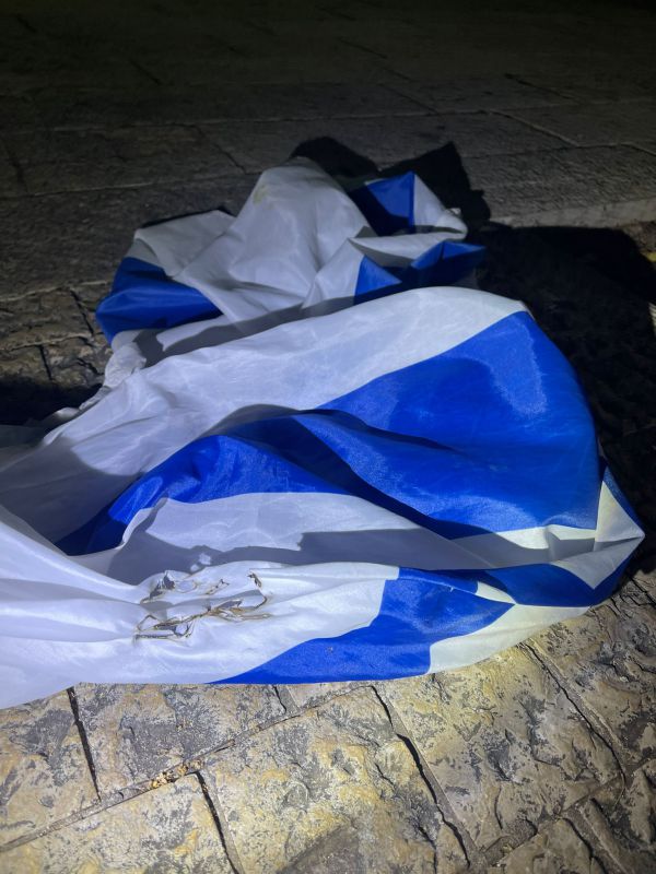 ביום הזיכרון: תלשו דגלי ישראל וניסו להציתם