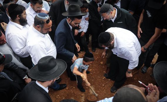 ילד קטן אומר קדיש: הלוויות הנרצחים בפיגוע באלעד