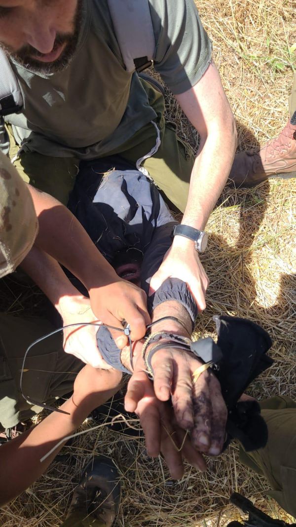 עם דם על הידיים – צפו ברגע תפיסת המחבלים