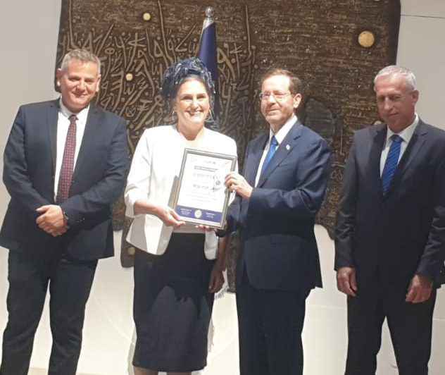 אם ל-12 מקריית ארבע, מצטיינית הנשיא כאחות