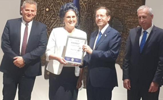 אם ל-12 מקריית ארבע, מצטיינית הנשיא כאחות