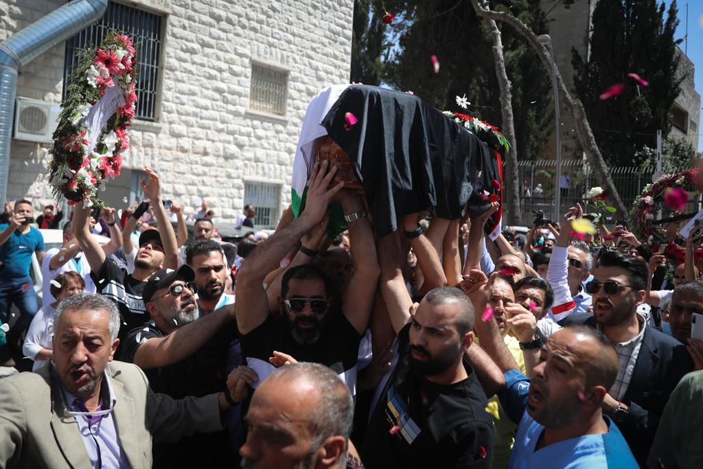 ירושלים: אלפי משתתפים בלווית עיתונאית אלג'זירה