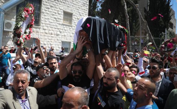 ירושלים: אלפי משתתפים בלווית עיתונאית אלג'זירה