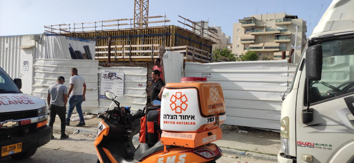 שיפוד ננעץ בראשו של פועל בבת ים – מצבו קשה