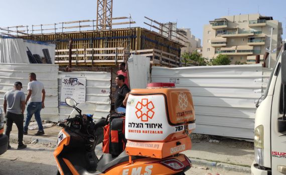 שיפוד ננעץ בראשו של פועל בבת ים – מצבו קשה